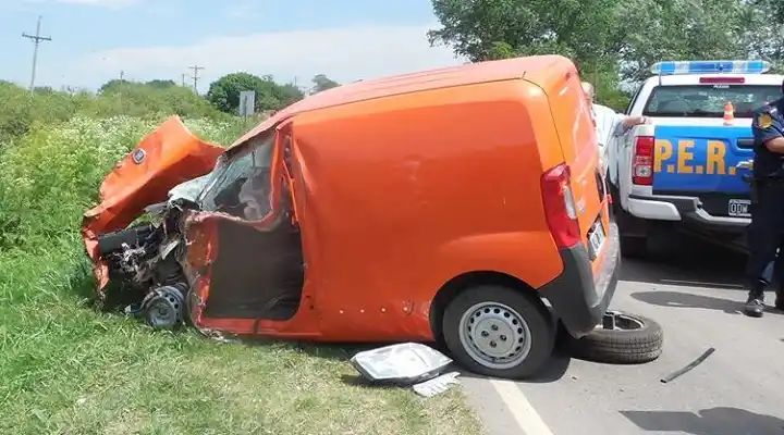 Ruta 11: Fuerte choque entre un camión y una camioneta 