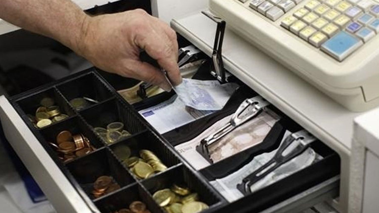 Dos ladrones robaron dinero en efectivo en un comercio céntrico