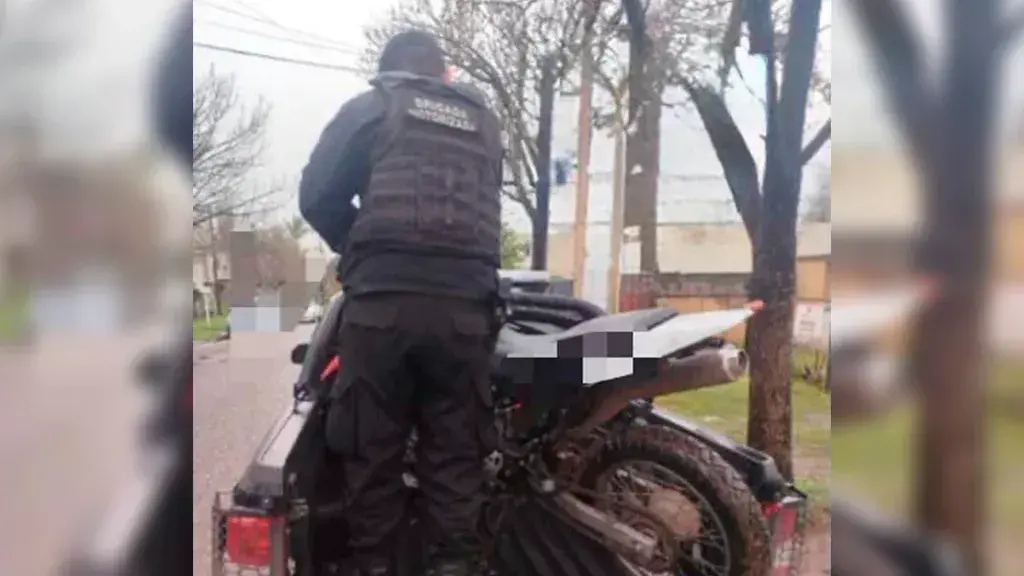 Aprehendieron a un joven de 20 años: recuperaron una moto y herramientas robadas de un taller