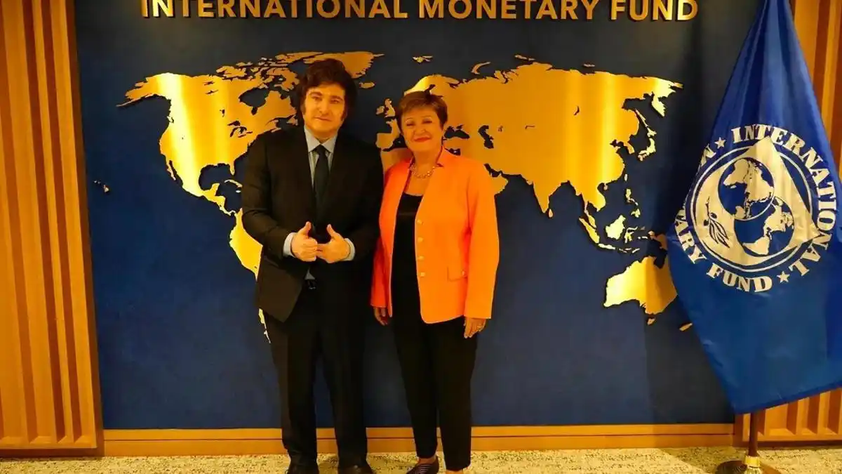 Milei busca dólares frescos para sostener las reservas y evitar la devaluación.