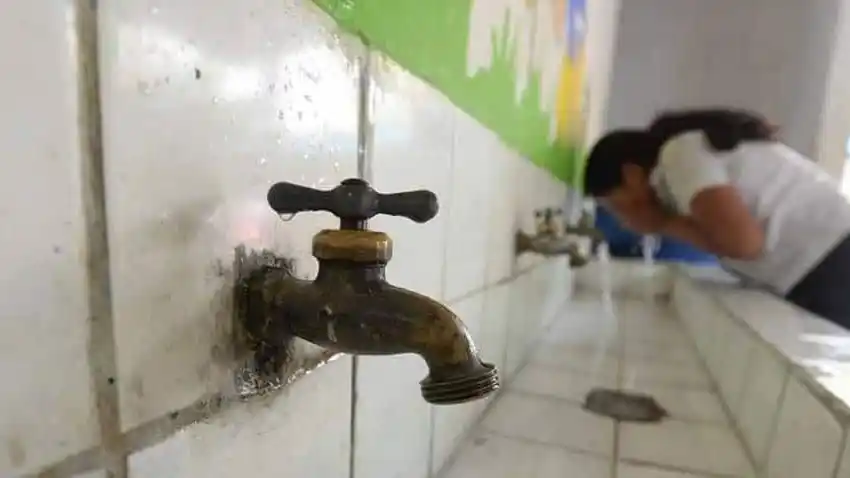 Educación recuerda cómo deben proceder las escuelas afectadas por el corte de agua
