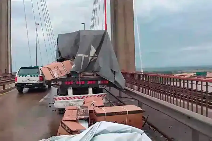 Chocaron tres camiones sobre puente de Ruta 12