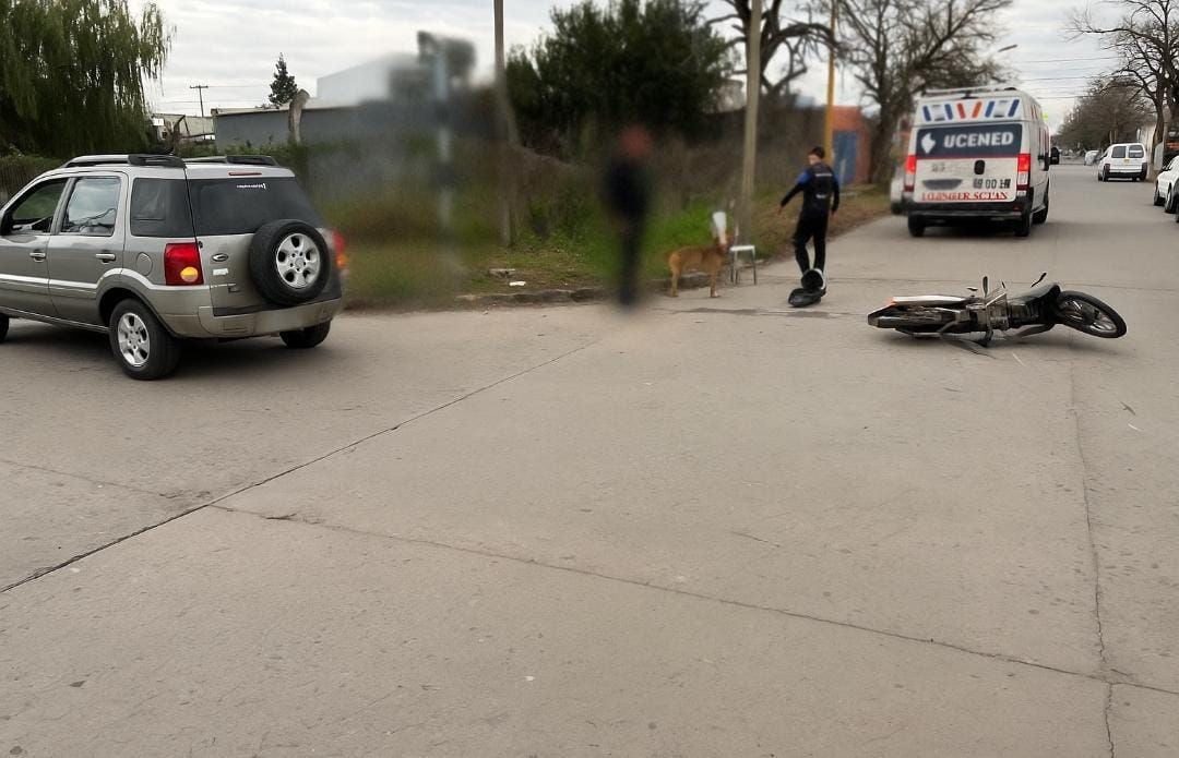 Una motociclista sufrió una fractura tras chocar con un auto en barrio Hospital