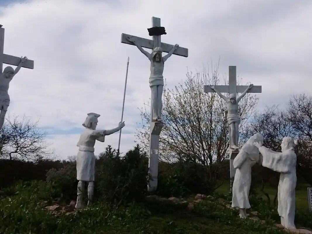 Avanzan con la restauración del Vía Crucis del Parque Unzué y el Cristo de la Hermandad
