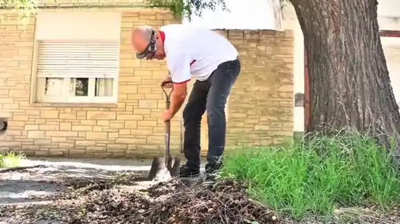 Insólito: un intendente sale a cortarle el pasto a los jubilados que cobran la mínima en protesta a "la babosa de Milei"
