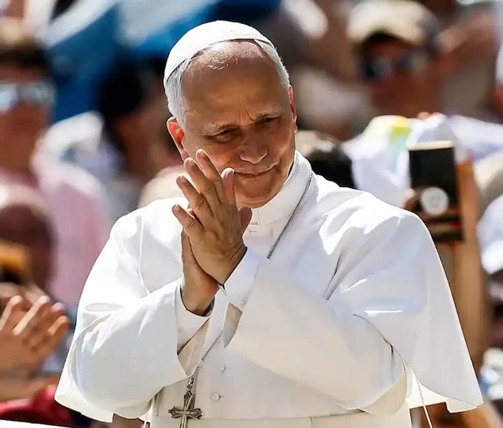 El papa León XIV saluda a los fieles a su llegada para dirigir su audiencia general semanal en la Plaza de San Pedro, Ciudad del Vaticano, el 17 de junio de 2026. Foto: EFE/EPA/ANGELO CARCONI