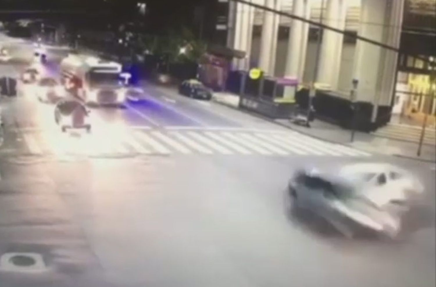 Persecución, choque en cadena y un delincuente fallecido: impactante secuencia de película por las calles
