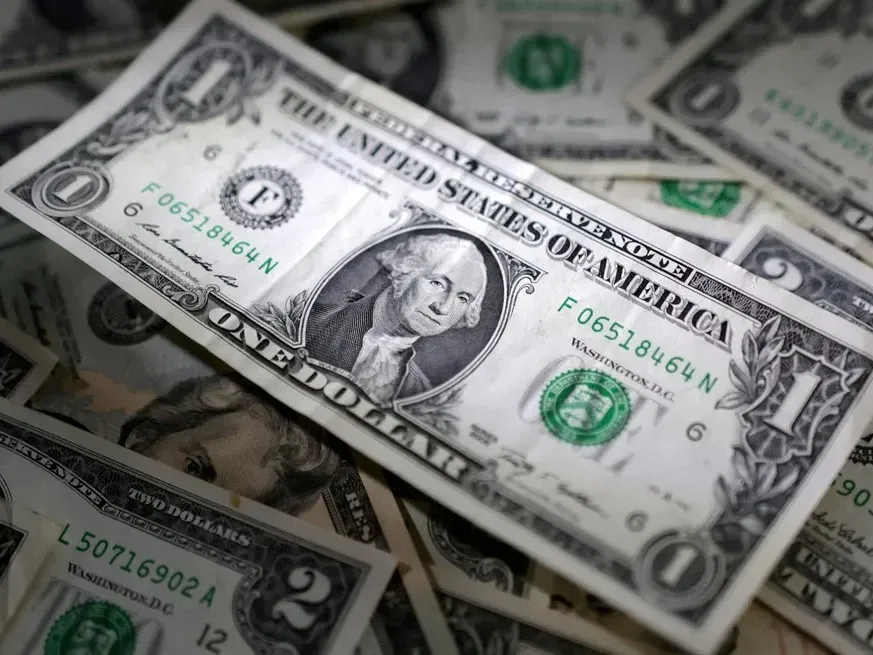 Cotización del dólar en los principales bancos de Argentina este lunes. Foto: Reuters.