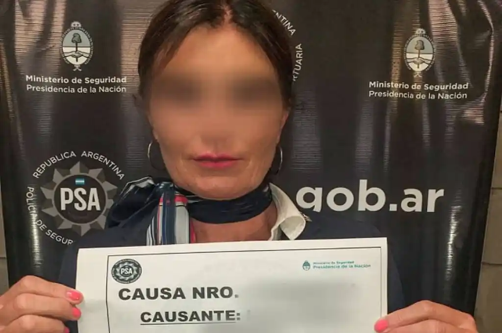 Video: detuvieron en Ezeiza a una azafata por intentar contrabandear oro y dólares