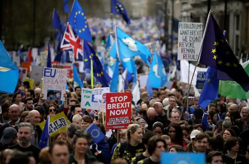 Con una marcha masiva, piden en Londres otro referéndum del Brexit