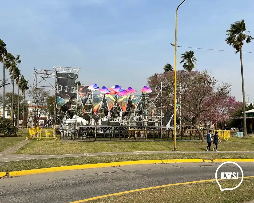 Así está ahora el escenario montado en la plaza.