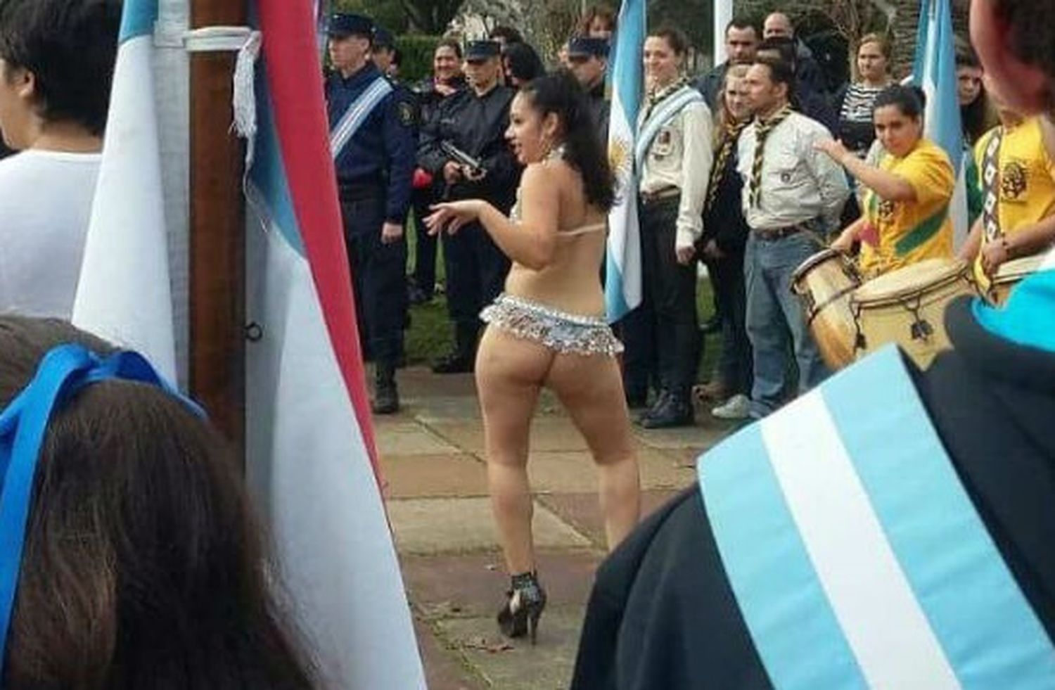 Críticas al acto en Colón por el polémico vestuario por el 9 de julio