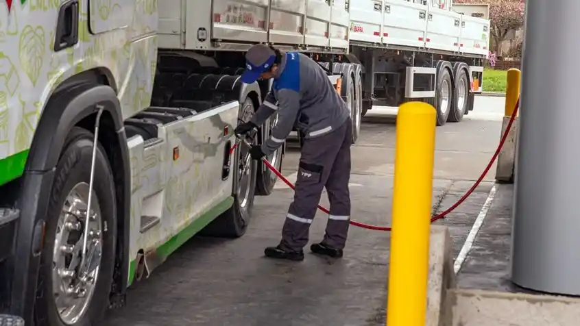En la provincia de Buenos Aires existen 61 estaciones de servicio con GNC para transporte pesado. (Foto: Surtidores)