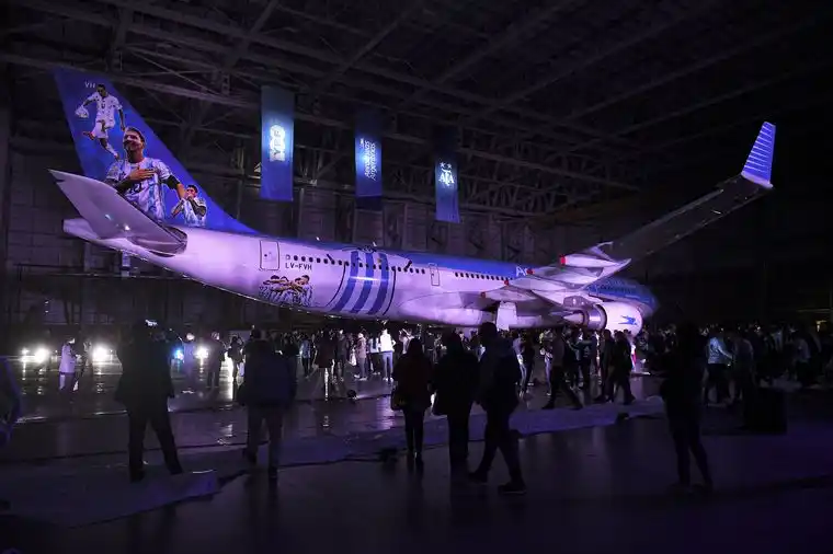 Aerolíneas Argentinas presentó el avión que llevará a los hinchas al Mundial de Qatar