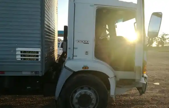 Un brasilero alcoholizado chocó los pilotines de un estacionamiento en Ruta 14