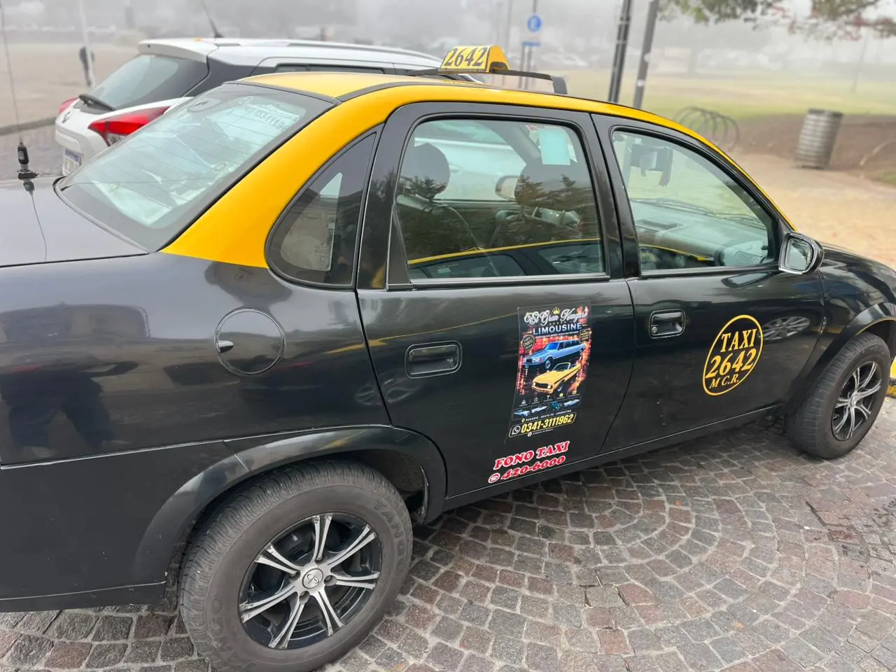 Taxi con anuncio publicitario.