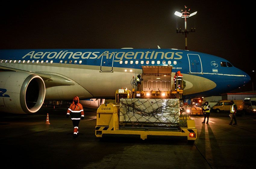 El vuelo de Aerolíneas Argentinas con la vacuna rusa arribó al país