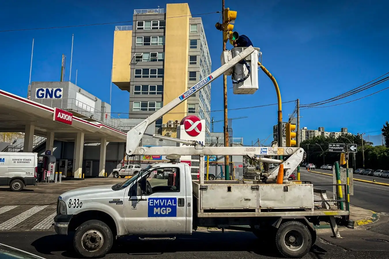 Para permitir el giro a la izquierda tuvieron que colocar un tiempo más al semáforo.