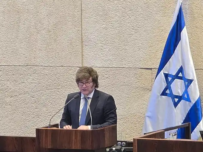 Aliado. Milei al hablar ante el parlamento israelí en Jerusalén. Redes sociales.