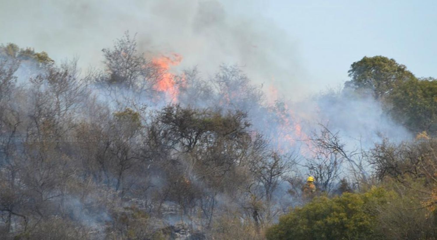 El fuego sigue sin control en las sierras cordobesas