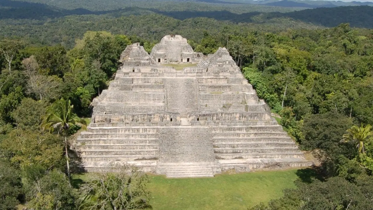 Vista aérea de Caana, la estructura más imponente del sitio arqueológico de Caracol en Belice, descubierta por los arqueólogos Diane y Arlen Chase en los años 80.