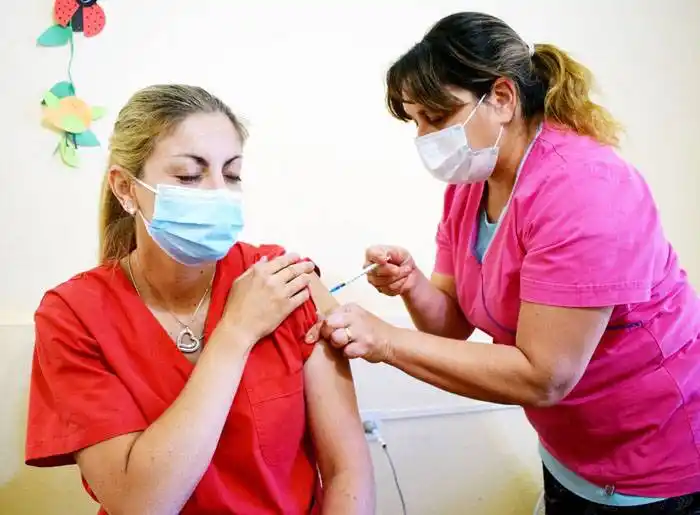 Comenzó la aplicación de dosis de refuerzo contra el covid-19  a personal sanitario en la provincia