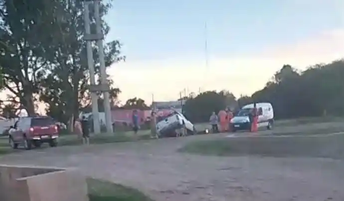 Fuerte accidente entre una camioneta y una moto en Bella Italia: un menor resultó con lesiones leves