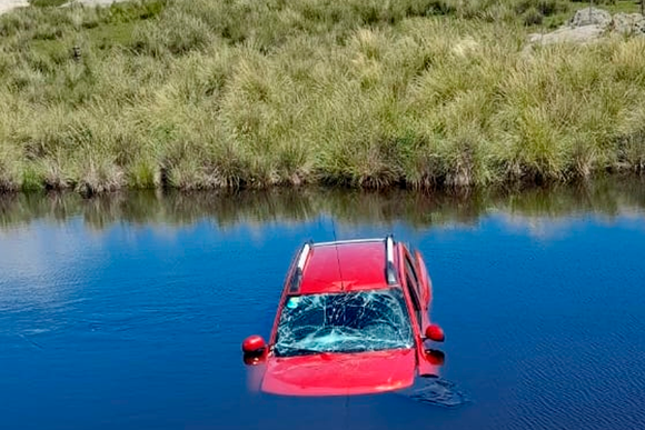 Milagro: sampedrinos despistaron en Altas Cumbres, cayeron a una laguna y resultaron ilesos