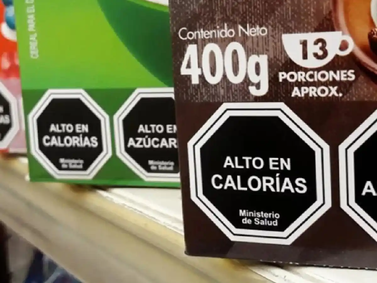 Etiquetado frontal: prohiben publicitar comida para niños con sellos precautorios