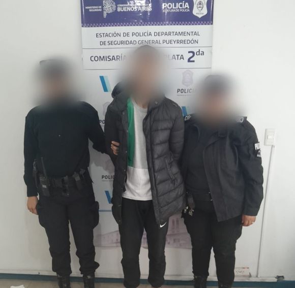 Un hombre intentó llevarse dos botellas de un costoso vino entre sus prendas
