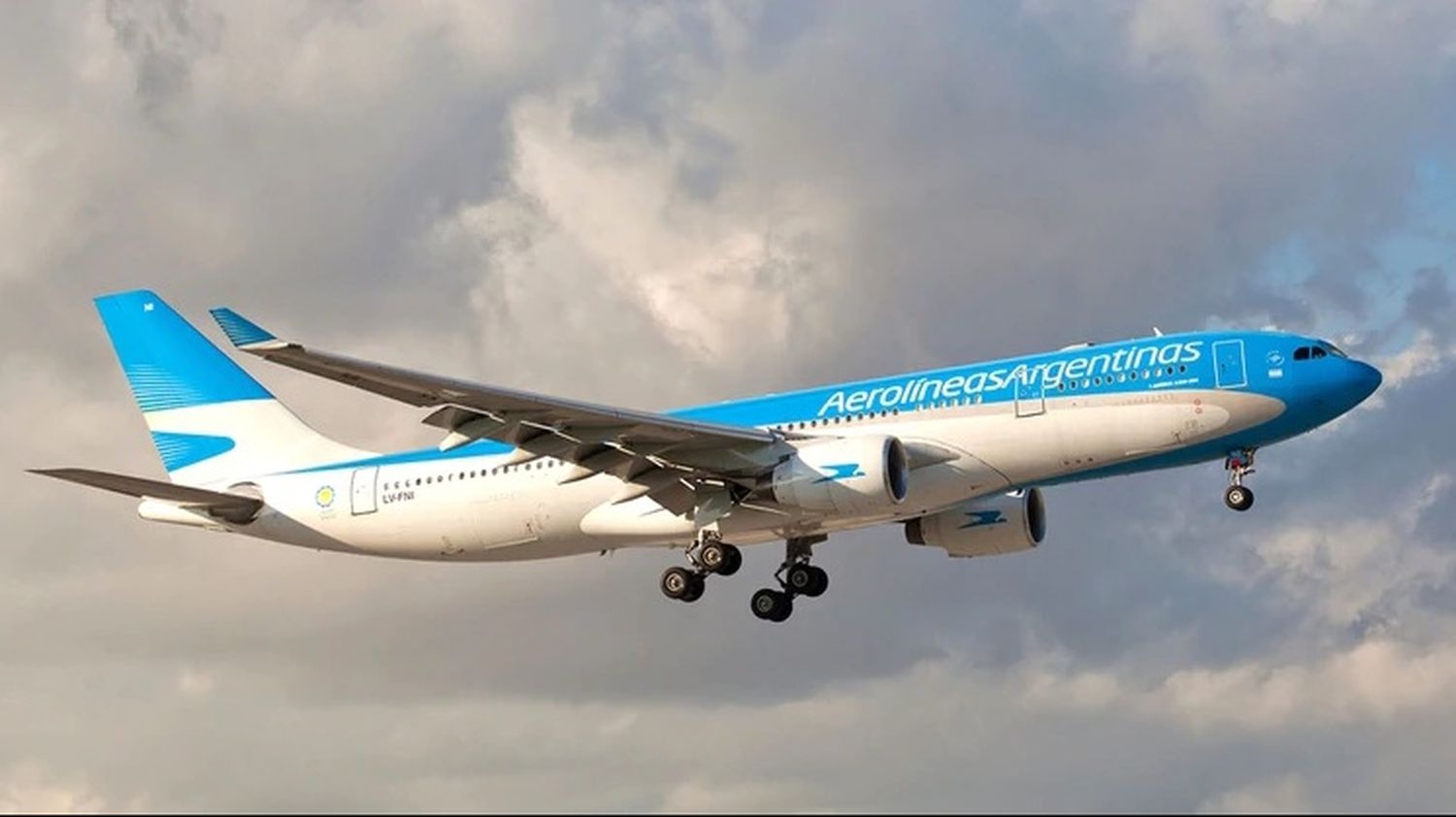 Los pasajes al exterior de Aerolíneas Argentina también pagarán el 30% extra del dólar