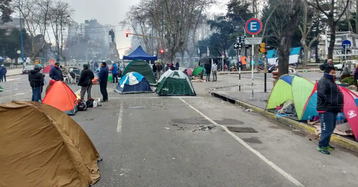 Persiste el acampe frente al Municipio en reclamo de viviendas sociales