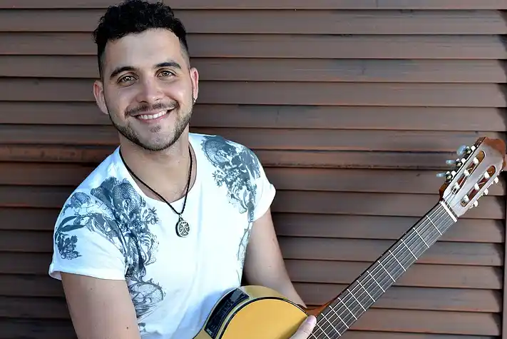 Matías Casasola, un artista que combina el folklore con el rock y pop