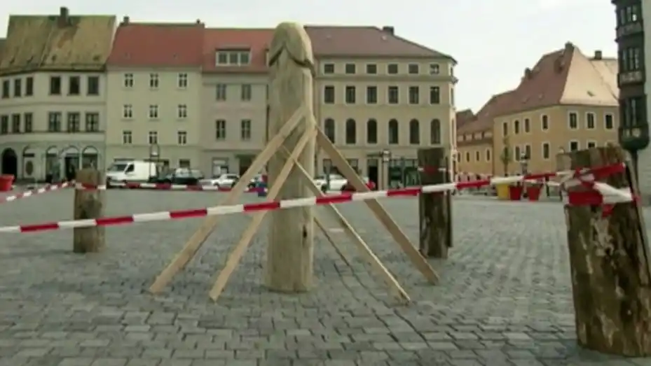 Inauguraron una escultura con forma de pene para "darle ánimo" a la gente
