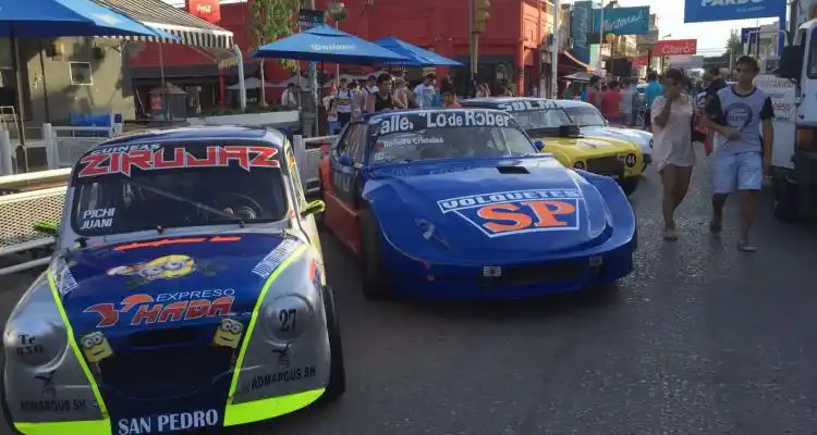 Exhibición de autos de carrera