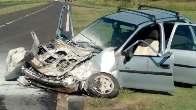 Un camión arrolló un automóvil en el cruce de las rutas 127 y 32