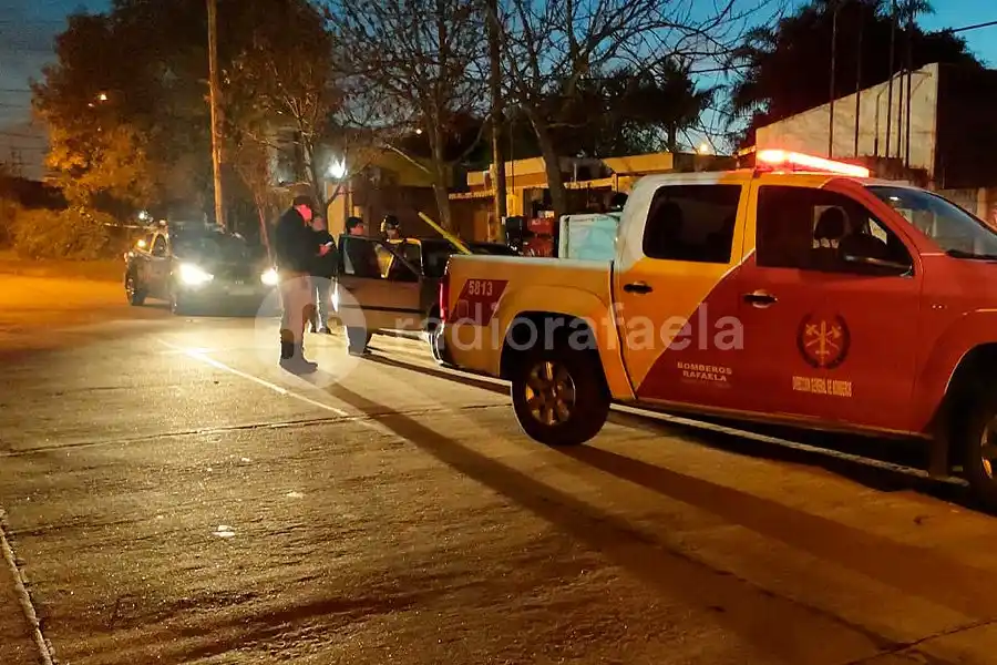 Por un aparente cortocircuito, se prendió fuego un automóvil: trabajaron los Bomberos