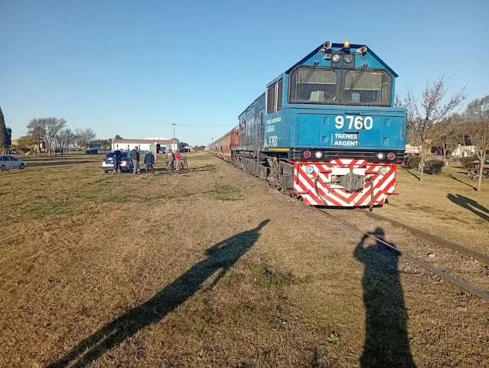 El adolescente murió tras ser atropellado por el tren mientras cruzaba un paso a nivel en Santiago Temple.