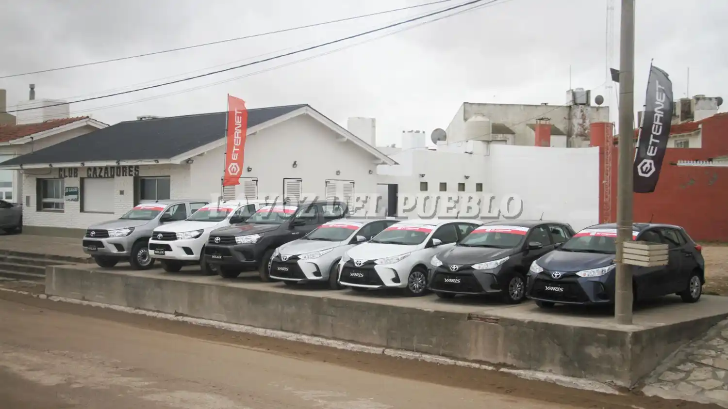 Durante esta jornada de jueves llegaron los vehículos al Club Cazadores en Claromecó