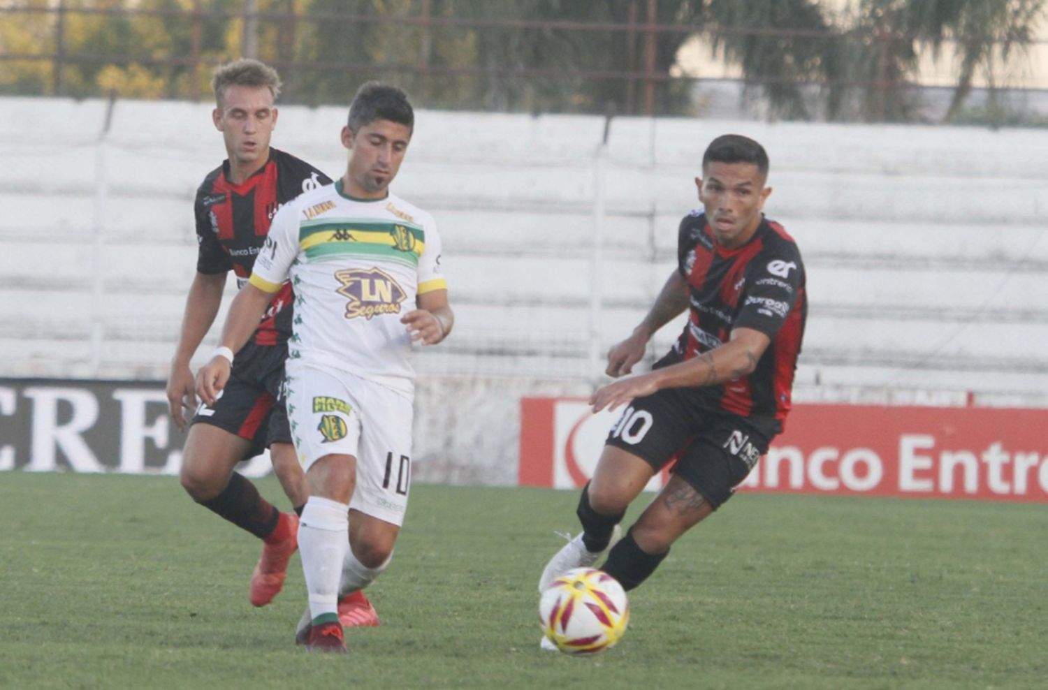 Aldosivi se trajó un gran empate de Paraná