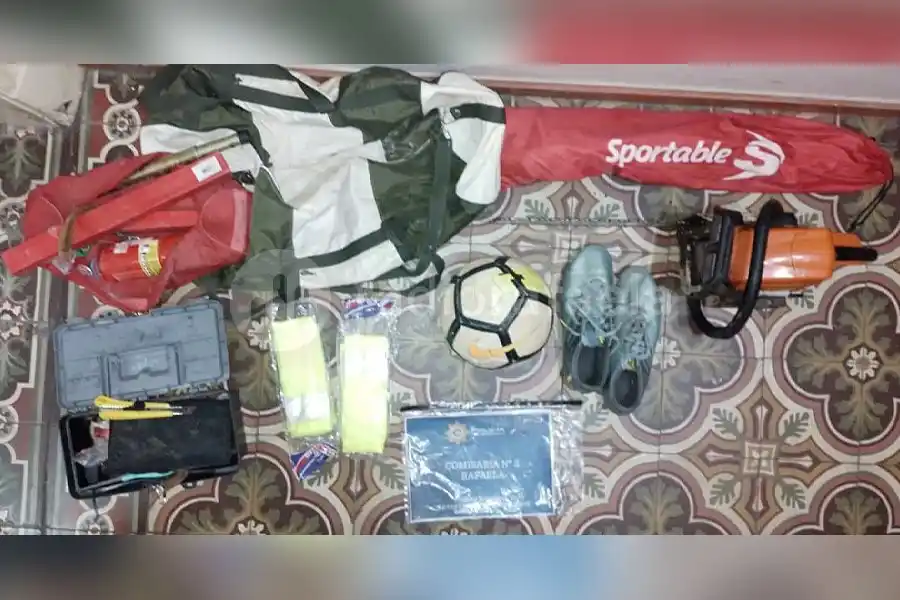 En un bolso de viaje, cargó herramientas, una pelota y botines que no eran suyos