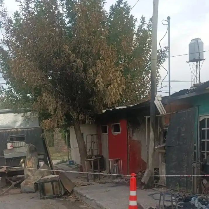 Allanaron la incendiada rotisería 'Costa Rica' y secuestraron elementos vinculados a la causa judicial