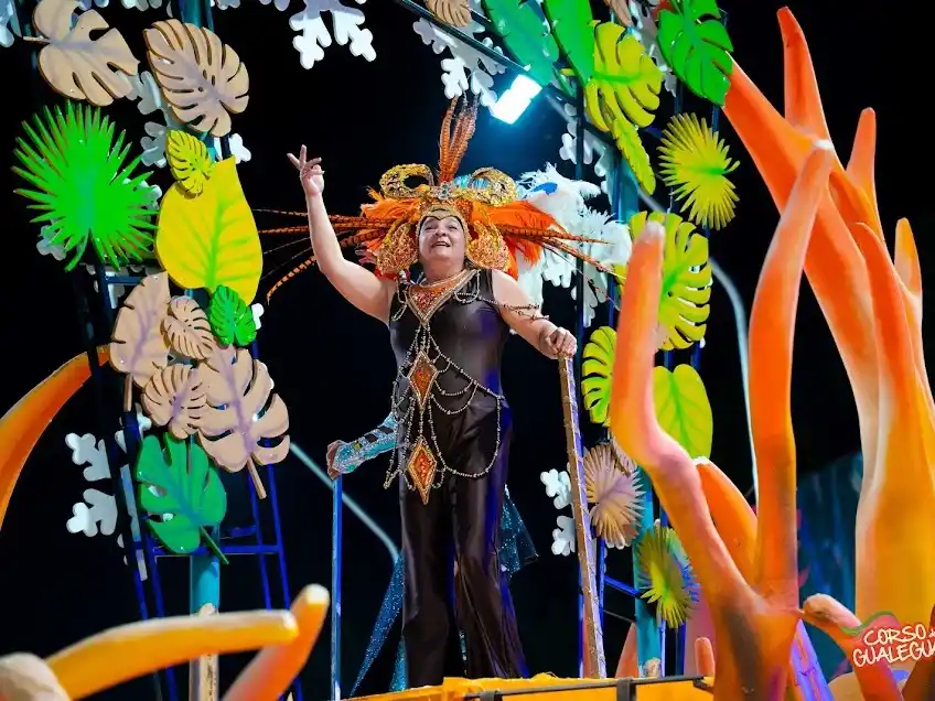 Con la visita del Gobernador Frigerio, se vive la segunda noche de "el corso más divertido"