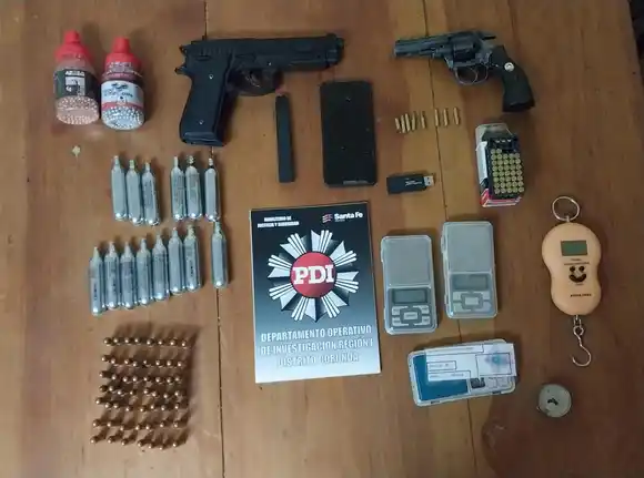 La PDI secuestró armas de fuego, municiones y balanzas de precisión en un allanamiento en Centeno