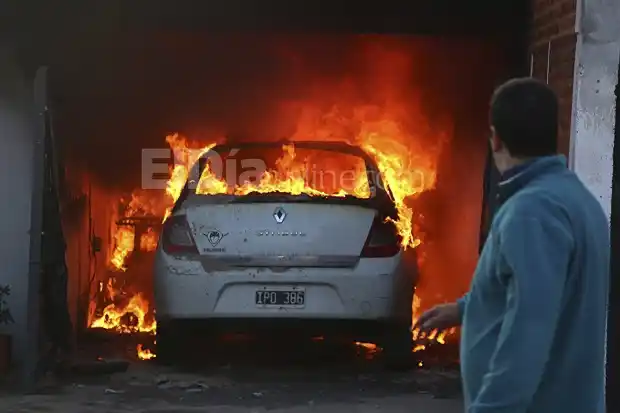 El incendio de un auto destruyó una casa y afectó a las vecinas