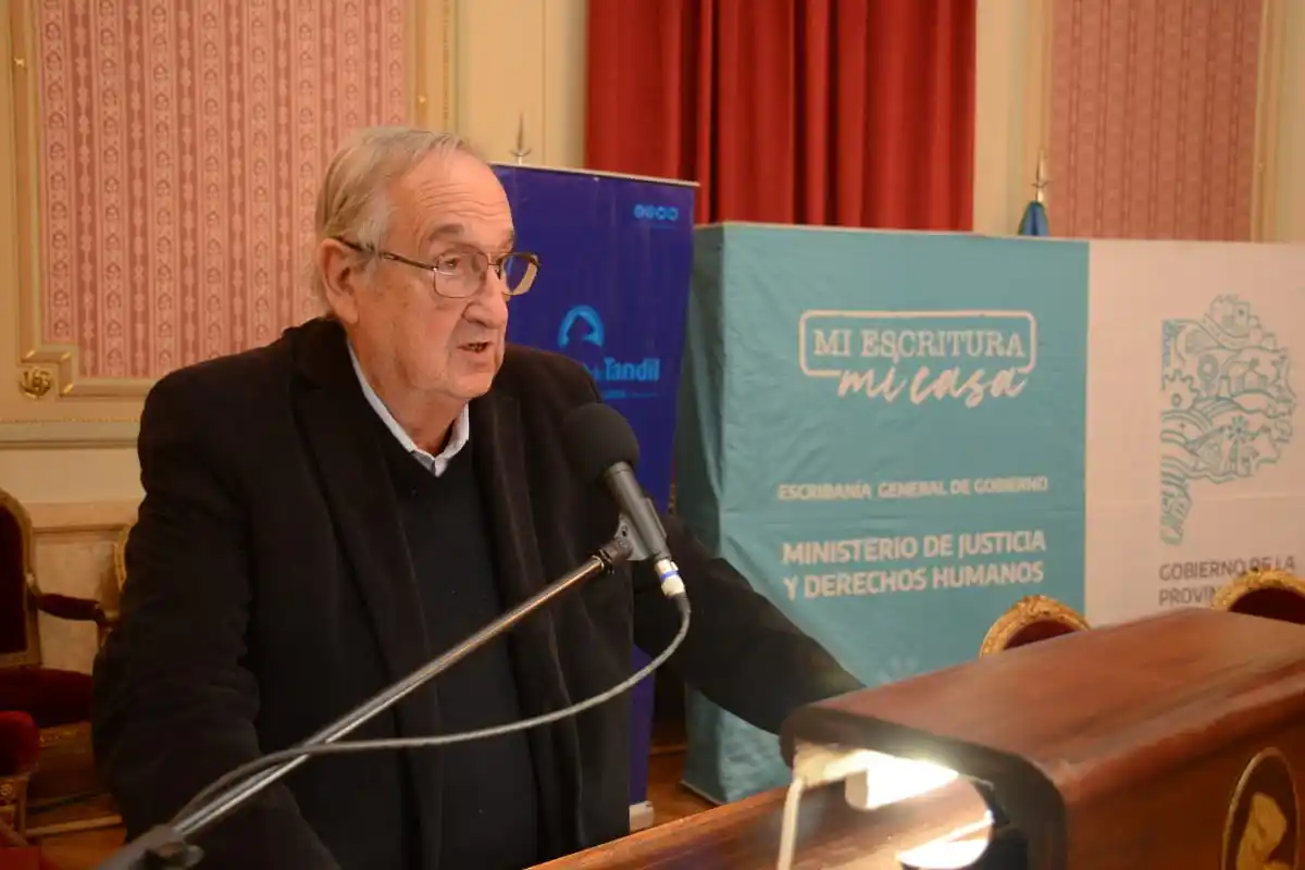 Lunghi pone a su hijo como secretario de Gobierno.