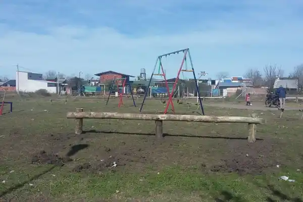 Renovaron la empalizada de la Plaza del barrio Guevara 