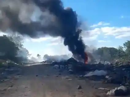 Vecinos denuncian calles intransitables y fuego constante en la zona del basural