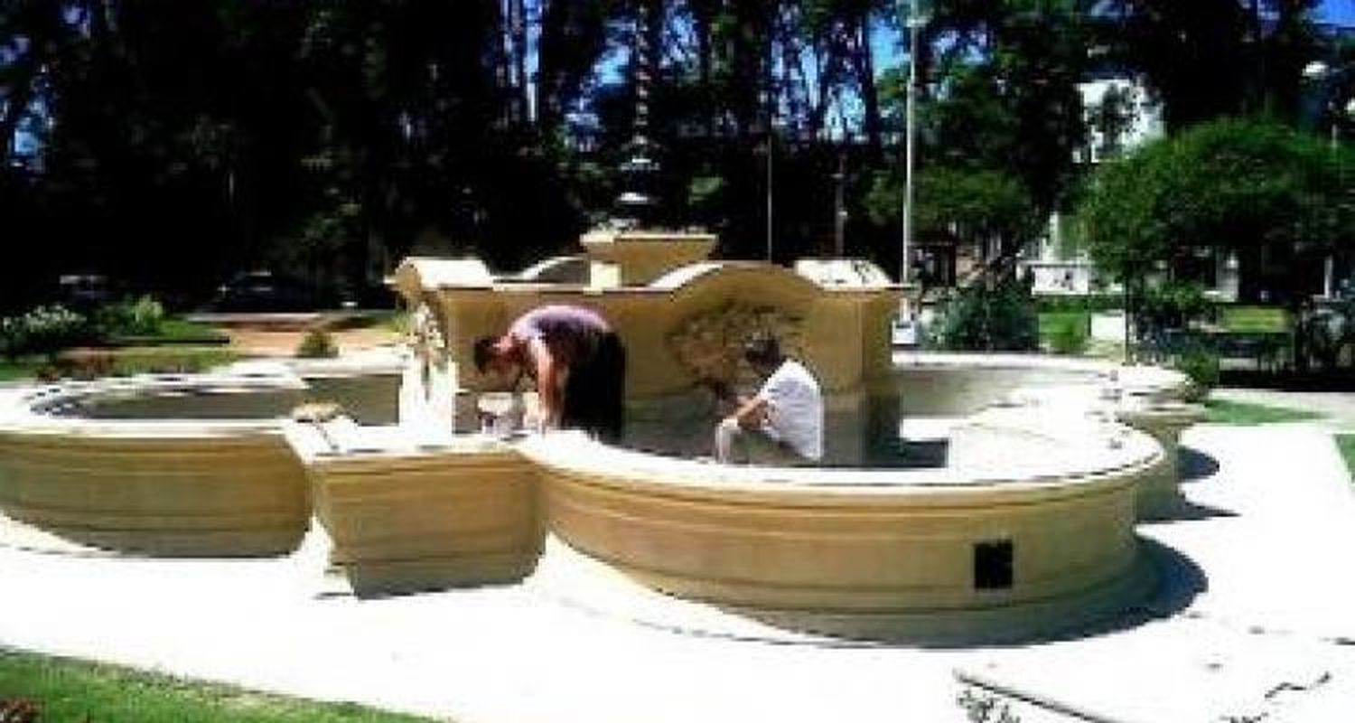 Reparan la fuente de Plaza Constitución