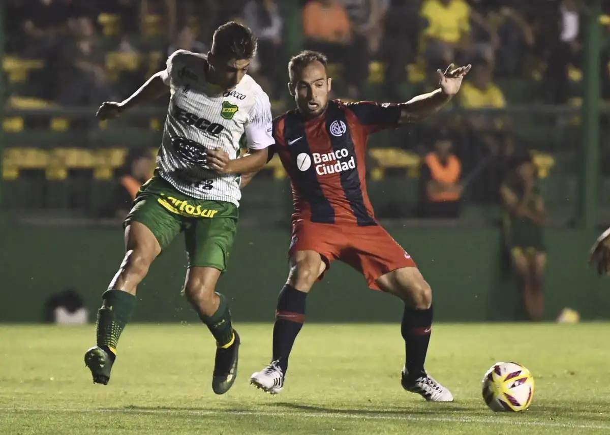 Defensa y Justicia golpeó sobre el final y es puntero